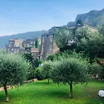 Spacious 2 Bedroom Appartamento