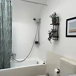 Apartment Spacious 2 Bedroom *